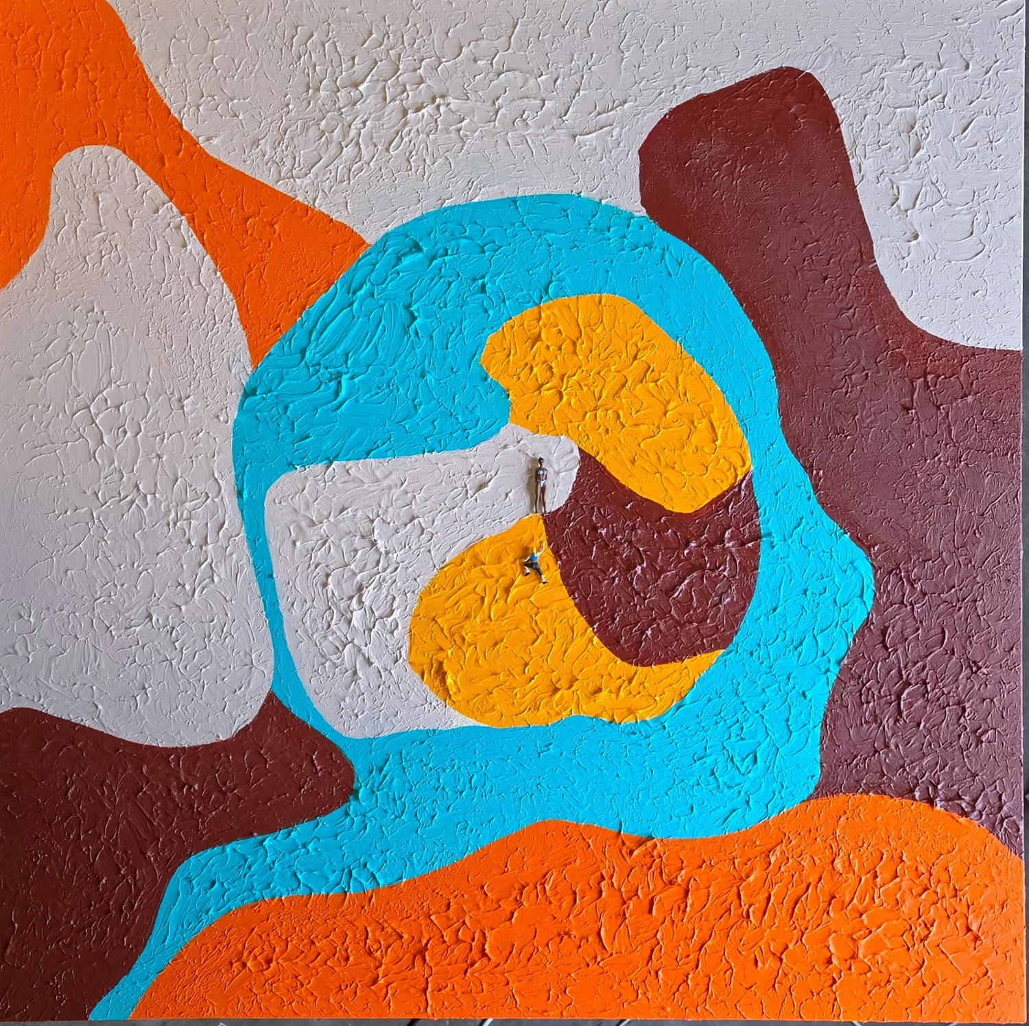 Een speelse compositie met reliëf en kleurvlakken in lichtgrijs, oranje, blauw en roodbruin.