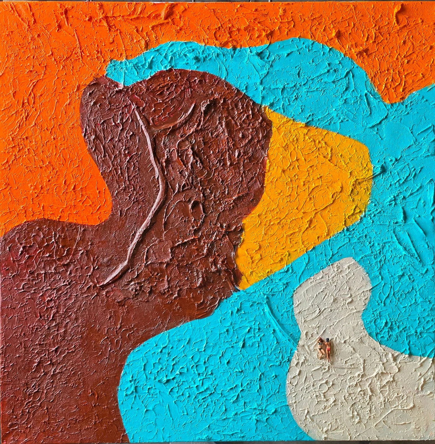 Expressief reliëfschilderij van Ward Schepman met oranje, turquoise, gele en bruine kleurvelden en kleine menselijke figuren.